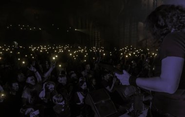 Odessa, Ukrayna - 23 Mart 2019: konser salonu oditoryum görüntüleyicilerinde duygusal favori onların oyuncular karşılamak. Seyirci tiyatro salonunda. İzleyiciler sahnede performans gibi