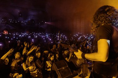 Odessa, Ukrayna - 23 Mart 2019: konser salonu oditoryum görüntüleyicilerinde duygusal favori onların oyuncular karşılamak. Seyirci tiyatro salonunda. İzleyiciler sahnede performans gibi