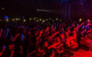 Odessa, Ukrayna - 23 Mart 2019: konser salonu oditoryum görüntüleyicilerinde duygusal favori onların oyuncular karşılamak. Seyirci tiyatro salonunda. İzleyiciler sahnede performans gibi