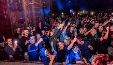 Odessa, Ukrayna - 23 Mart 2019: konser salonu oditoryum görüntüleyicilerinde duygusal favori onların oyuncular karşılamak. Seyirci tiyatro salonunda. İzleyiciler sahnede performans gibi