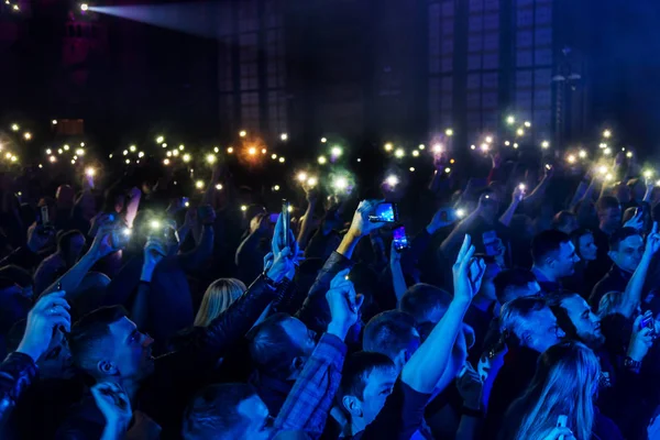 Odessa, Ukrayna - 23 Mart 2019: konser salonu oditoryum görüntüleyicilerinde duygusal favori onların oyuncular karşılamak. Seyirci tiyatro salonunda. İzleyiciler sahnede performans gibi