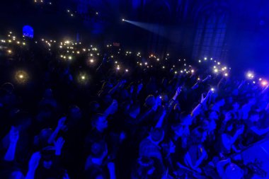 Odessa, Ukrayna - 23 Mart 2019: konser salonu oditoryum görüntüleyicilerinde duygusal favori onların oyuncular karşılamak. Seyirci tiyatro salonunda. İzleyiciler sahnede performans gibi