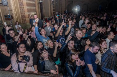 Odessa, Ukrayna - 23 Mart 2019: konser salonu oditoryum görüntüleyicilerinde duygusal favori onların oyuncular karşılamak. Seyirci tiyatro salonunda. İzleyiciler sahnede performans gibi