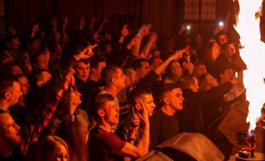 Odessa, Ukrayna - 23 Mart 2019: konser salonu oditoryum görüntüleyicilerinde duygusal favori onların oyuncular karşılamak. Seyirci tiyatro salonunda. İzleyiciler sahnede performans gibi
