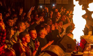 Odessa, Ukrayna - 23 Mart 2019: konser salonu oditoryum görüntüleyicilerinde duygusal favori onların oyuncular karşılamak. Seyirci tiyatro salonunda. İzleyiciler sahnede performans gibi