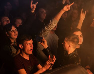 Odessa, Ukrayna - 23 Mart 2019: konser salonu oditoryum görüntüleyicilerinde duygusal favori onların oyuncular karşılamak. Seyirci tiyatro salonunda. İzleyiciler sahnede performans gibi