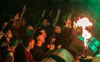 Odessa, Ukrayna - 23 Mart 2019: konser salonu oditoryum görüntüleyicilerinde duygusal favori onların oyuncular karşılamak. Seyirci tiyatro salonunda. İzleyiciler sahnede performans gibi