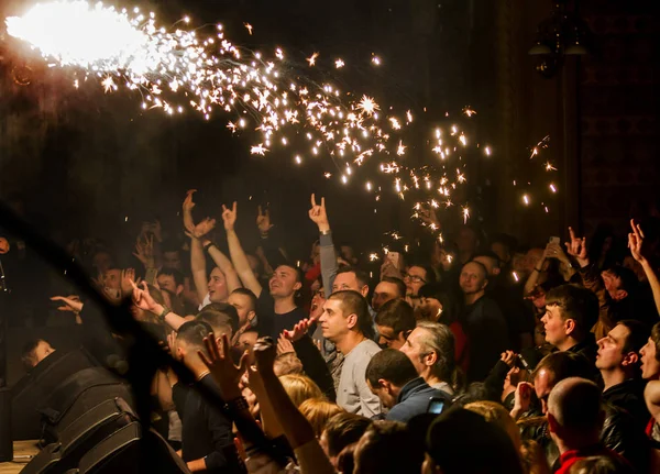 Odessa, Ukrayna - 23 Mart 2019: konser salonu oditoryum görüntüleyicilerinde duygusal favori onların oyuncular karşılamak. Seyirci tiyatro salonunda. İzleyiciler sahnede performans gibi