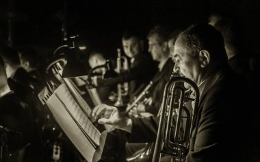 Odessa, Ukrayna - 23 Mart 2019: Senfoni Orkestrası Konser tiyatro Sahne Alanı'nda. Müzisyenler, İzmir Devlet Senfoni Orkestrası aletleri Senfoni Orkestrası Sahne Alanı'nda. Skor, levha müzik konser sırasında