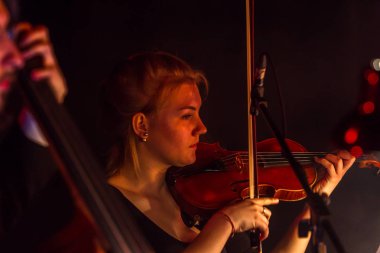 Odessa, Ukrayna - 23 Mart 2019: Senfoni Orkestrası Konser tiyatro Sahne Alanı'nda. Müzisyenler, İzmir Devlet Senfoni Orkestrası aletleri Senfoni Orkestrası Sahne Alanı'nda. Skor, levha müzik konser sırasında