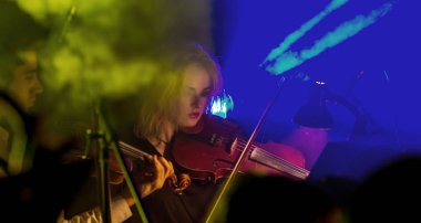 Odessa, Ukrayna - 23 Mart 2019: Senfoni Orkestrası Konser tiyatro Sahne Alanı'nda. Müzisyenler, İzmir Devlet Senfoni Orkestrası aletleri Senfoni Orkestrası Sahne Alanı'nda. Skor, levha müzik konser sırasında