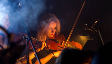 Odessa, Ukrayna - 23 Mart 2019: Senfoni Orkestrası Konser tiyatro Sahne Alanı'nda. Müzisyenler, İzmir Devlet Senfoni Orkestrası aletleri Senfoni Orkestrası Sahne Alanı'nda. Skor, levha müzik konser sırasında
