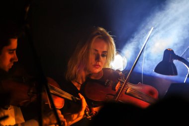 Odessa, Ukrayna - 23 Mart 2019: Senfoni Orkestrası Konser tiyatro Sahne Alanı'nda. Müzisyenler, İzmir Devlet Senfoni Orkestrası aletleri Senfoni Orkestrası Sahne Alanı'nda. Skor, levha müzik konser sırasında
