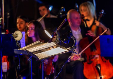 Odessa, Ukrayna - 23 Mart 2019: Senfoni Orkestrası Konser tiyatro Sahne Alanı'nda. Müzisyenler, İzmir Devlet Senfoni Orkestrası aletleri Senfoni Orkestrası Sahne Alanı'nda. Skor, levha müzik konser sırasında
