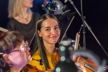Odessa, Ukrayna - 23 Mart 2019: Senfoni Orkestrası Konser tiyatro Sahne Alanı'nda. Müzisyenler, İzmir Devlet Senfoni Orkestrası aletleri Senfoni Orkestrası Sahne Alanı'nda. Skor, levha müzik konser sırasında