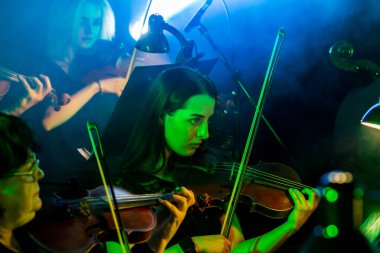 Odessa, Ukrayna - 23 Mart 2019: Senfoni Orkestrası Konser tiyatro Sahne Alanı'nda. Müzisyenler, İzmir Devlet Senfoni Orkestrası aletleri Senfoni Orkestrası Sahne Alanı'nda. Skor, levha müzik konser sırasında