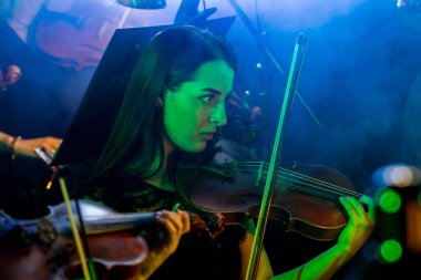 Odessa, Ukrayna - 23 Mart 2019: Senfoni Orkestrası Konser tiyatro Sahne Alanı'nda. Müzisyenler, İzmir Devlet Senfoni Orkestrası aletleri Senfoni Orkestrası Sahne Alanı'nda. Skor, levha müzik konser sırasında