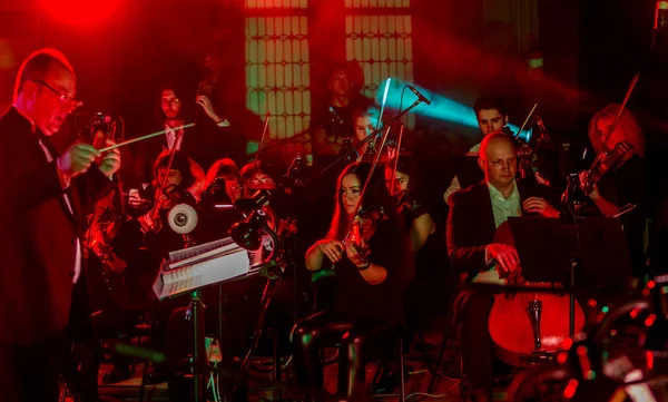 乌克兰奥德萨 2019年3月23日 交响乐团在舞台上的音乐会 国家交响乐团的音乐家 舞台上交响乐团的乐器 音乐会上的乐谱 — 图库照片