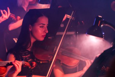 Odessa, Ukrayna - 23 Mart 2019: Senfoni Orkestrası Konser tiyatro Sahne Alanı'nda. Müzisyenler, İzmir Devlet Senfoni Orkestrası aletleri Senfoni Orkestrası Sahne Alanı'nda. Skor, levha müzik konser sırasında