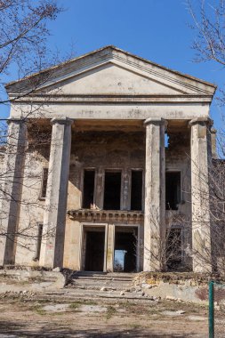 Mistik bir terk edilmiş yıkık bina kültür, SSCB tiyatro binasının iç, kalıntıları. Eski duvarlar, koridor çöp ve pislik yok. Süsler, kısma alçı kalıp yok,