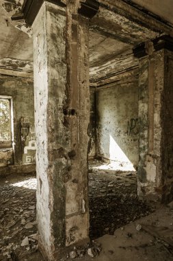 Mistik bir terk edilmiş yıkık bina kültür, SSCB tiyatro binasının iç, kalıntıları. Eski duvarlar, koridor çöp ve pislik yok. Süsler, kısma alçı kalıp yok,