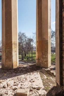 Mistik bir terk edilmiş yıkık bina kültür, SSCB tiyatro binasının iç, kalıntıları. Eski duvarlar, koridor çöp ve pislik yok. Süsler, kısma alçı kalıp yok,