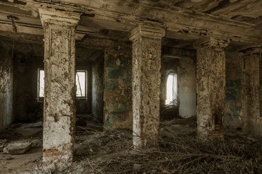 Mistik bir terk edilmiş yıkık bina kültür, SSCB tiyatro binasının iç, kalıntıları. Eski duvarlar, koridor çöp ve pislik yok. Süsler, kısma alçı kalıp yok,