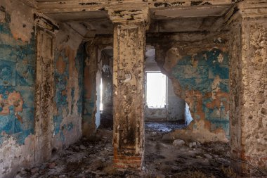 Mistik bir terk edilmiş yıkık bina kültür, SSCB tiyatro binasının iç, kalıntıları. Eski duvarlar, koridor çöp ve pislik yok. Süsler, kısma alçı kalıp yok,