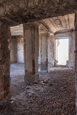 Mistik bir terk edilmiş yıkık bina kültür, SSCB tiyatro binasının iç, kalıntıları. Eski duvarlar, koridor çöp ve pislik yok. Süsler, kısma alçı kalıp yok,