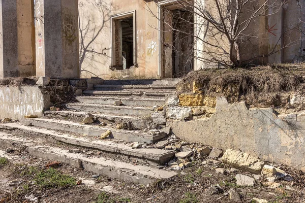 神秘的内部 一个废弃的文化之家被毁的废墟 乌斯尔剧院 旧的被毁的墙壁 有垃圾和污垢的走廊 销毁成型 石膏饰品 — 图库照片