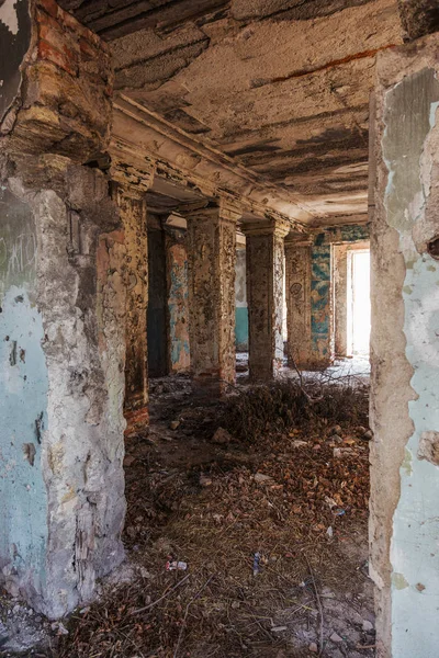 神秘的なインテリアの放棄された遺跡は 文化会館 ソ連の劇場の建物を台無しにしました 古いゴミや汚れと廊下の壁を破壊しました 成形を破壊 しっくいのレリーフの装飾品 — ストック写真