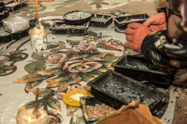 Mramorové mozaiky dílna. Detail ruky pracovníka v postupu — Stock fotografie