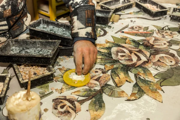 Laboratorio mosaico di marmo. Primo piano della mano di un lavoratore nel procedimento — Foto Stock