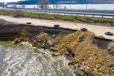 Bir deprem ve kış ve şiddetli yıkıcı frost güçlü fırtınada sonra denize süpürüp götürdü heyelan yolda asfalt. Deniz boyunca yol Destroyed asfalt yol kapalı. Kırık asfalt çatlamak ve toprak kaymaları