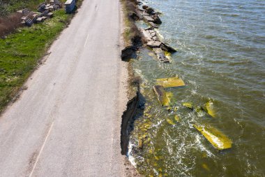 Bir deprem ve kış ve şiddetli yıkıcı frost güçlü fırtınada sonra denize süpürüp götürdü heyelan yolda asfalt. Deniz boyunca yol Destroyed asfalt yol kapalı. Kırık asfalt çatlamak ve toprak kaymaları