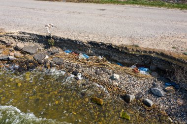 Bir deprem ve kış ve şiddetli yıkıcı frost güçlü fırtınada sonra denize süpürüp götürdü heyelan yolda asfalt. Deniz boyunca yol Destroyed asfalt yol kapalı. Kırık asfalt çatlamak ve toprak kaymaları