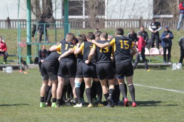 Odessa, Ukrayna - 6 Nisan 2019: Milli takım amentü (Odessa)-Olimpiyat (Kharkov) Rugby Şampiyonası. Gergin mücadele oyuncu topu için rugby testi sırasında. Stadyum yeşil alan üzerinde dinamik oyun