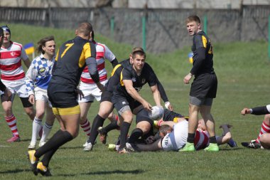 Odessa, Ukrayna - 6 Nisan 2019: Milli takım amentü (Odessa)-Olimpiyat (Kharkov) Rugby Şampiyonası. Gergin mücadele oyuncu topu için rugby testi sırasında. Stadyum yeşil alan üzerinde dinamik oyun