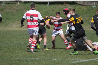 Odessa, Ukrayna - 6 Nisan 2019: Milli takım amentü (Odessa)-Olimpiyat (Kharkov) Rugby Şampiyonası. Gergin mücadele oyuncu topu için rugby testi sırasında. Stadyum yeşil alan üzerinde dinamik oyun