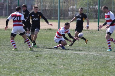 Odessa, Ukrayna - 6 Nisan 2019: Milli takım amentü (Odessa)-Olimpiyat (Kharkov) Rugby Şampiyonası. Gergin mücadele oyuncu topu için rugby testi sırasında. Stadyum yeşil alan üzerinde dinamik oyun