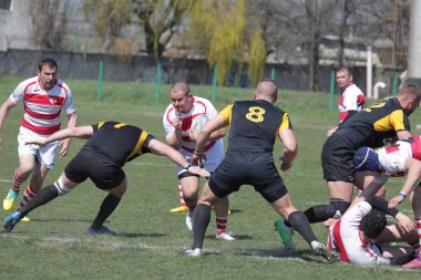 Odessa, Ukrayna - 6 Nisan 2019: Milli takım amentü (Odessa)-Olimpiyat (Kharkov) Rugby Şampiyonası. Gergin mücadele oyuncu topu için rugby testi sırasında. Stadyum yeşil alan üzerinde dinamik oyun