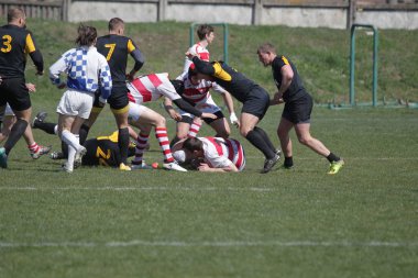 Odessa, Ukrayna - 6 Nisan 2019: Milli takım amentü (Odessa)-Olimpiyat (Kharkov) Rugby Şampiyonası. Gergin mücadele oyuncu topu için rugby testi sırasında. Stadyum yeşil alan üzerinde dinamik oyun