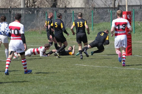 Odessa, Ukrayna - 6 Nisan 2019: Milli takım amentü (Odessa)-Olimpiyat (Kharkov) Rugby Şampiyonası. Gergin mücadele oyuncu topu için rugby testi sırasında. Stadyum yeşil alan üzerinde dinamik oyun