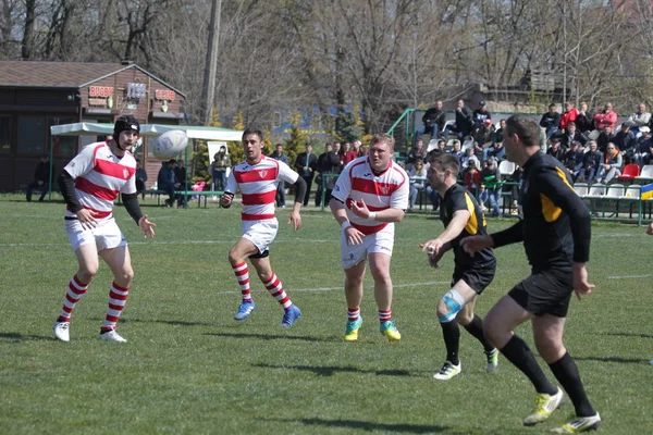 Odessa, Ukrayna - 6 Nisan 2019: Milli takım amentü (Odessa)-Olimpiyat (Kharkov) Rugby Şampiyonası. Gergin mücadele oyuncu topu için rugby testi sırasında. Stadyum yeşil alan üzerinde dinamik oyun
