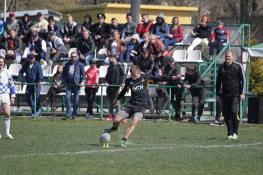 Odessa, Ukrayna - 6 Nisan 2019: Milli takım amentü (Odessa)-Olimpiyat (Kharkov) Rugby Şampiyonası. Gergin mücadele oyuncu topu için rugby testi sırasında. Stadyum yeşil alan üzerinde dinamik oyun
