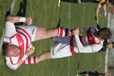 Odessa, Ukrayna - 6 Nisan 2019: Milli takım amentü (Odessa)-Olimpiyat (Kharkov) Rugby Şampiyonası. Gergin mücadele oyuncu topu için rugby testi sırasında. Stadyum yeşil alan üzerinde dinamik oyun