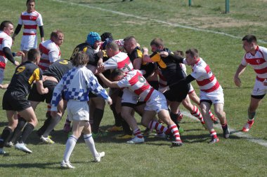 Odessa, Ukrayna - 6 Nisan 2019: Milli takım amentü (Odessa)-Olimpiyat (Kharkov) Rugby Şampiyonası. Gergin mücadele oyuncu topu için rugby testi sırasında. Stadyum yeşil alan üzerinde dinamik oyun