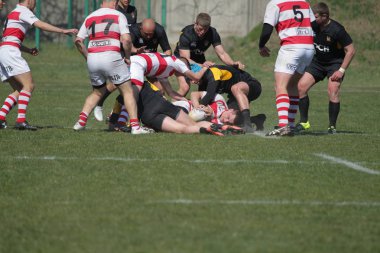 Odessa, Ukrayna - 6 Nisan 2019: Milli takım amentü (Odessa)-Olimpiyat (Kharkov) Rugby Şampiyonası. Gergin mücadele oyuncu topu için rugby testi sırasında. Stadyum yeşil alan üzerinde dinamik oyun