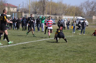 Odessa, Ukrayna - 6 Nisan 2019: Milli takım amentü (Odessa)-Olimpiyat (Kharkov) Rugby Şampiyonası. Gergin mücadele oyuncu topu için rugby testi sırasında. Stadyum yeşil alan üzerinde dinamik oyun