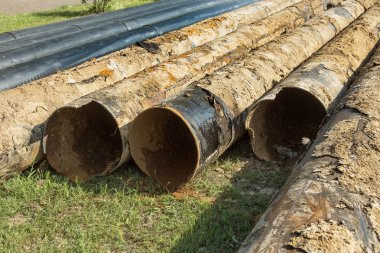 Eski yerine modern plastik borular ile kırık metal su boruları paslanmış. Plastik borular korozyon tarafından imha işleminin uzun yıllar sonra değiştirmek için hazır ve pas metal boru imha edildi